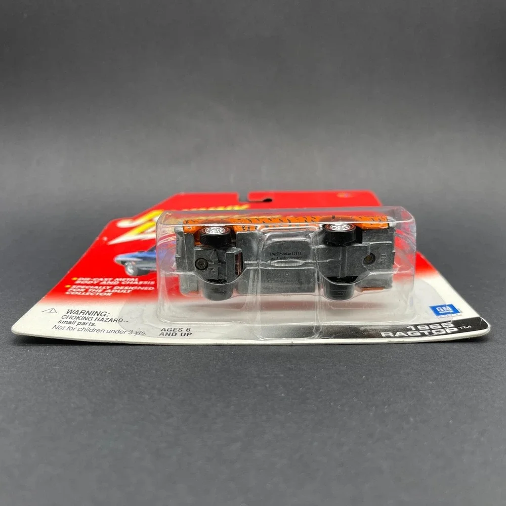 Johnny Lightning 1965 Pontiac GTO Convertible Ragtop Orange Tiger Striped‎ 1/64